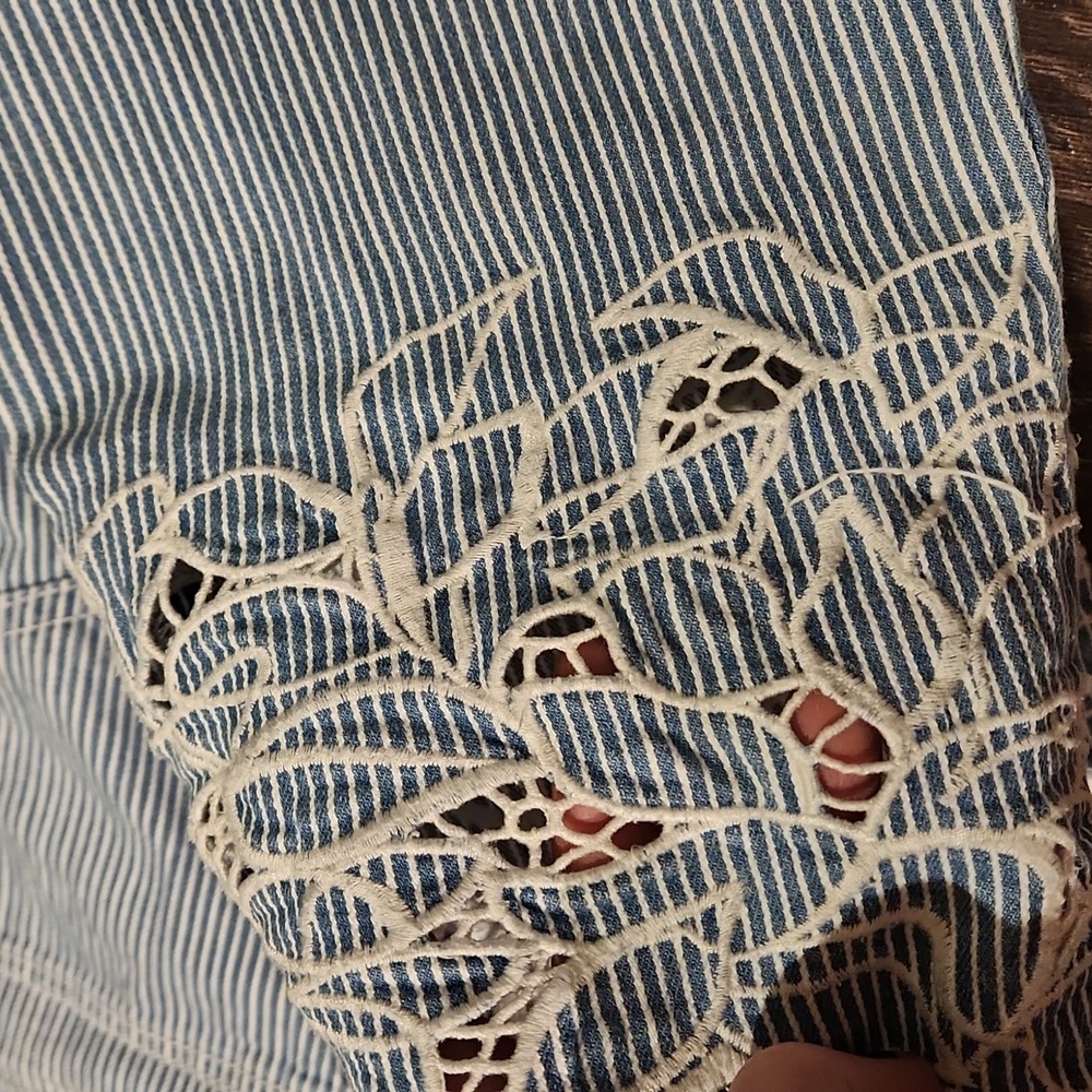 ❤ CHICO'S EMBROIDERED HEM GIRLFRIEND SLIM LEG CROP JEANS - BLUE, WHITE STRIPE 8P - Picture 11 of 11